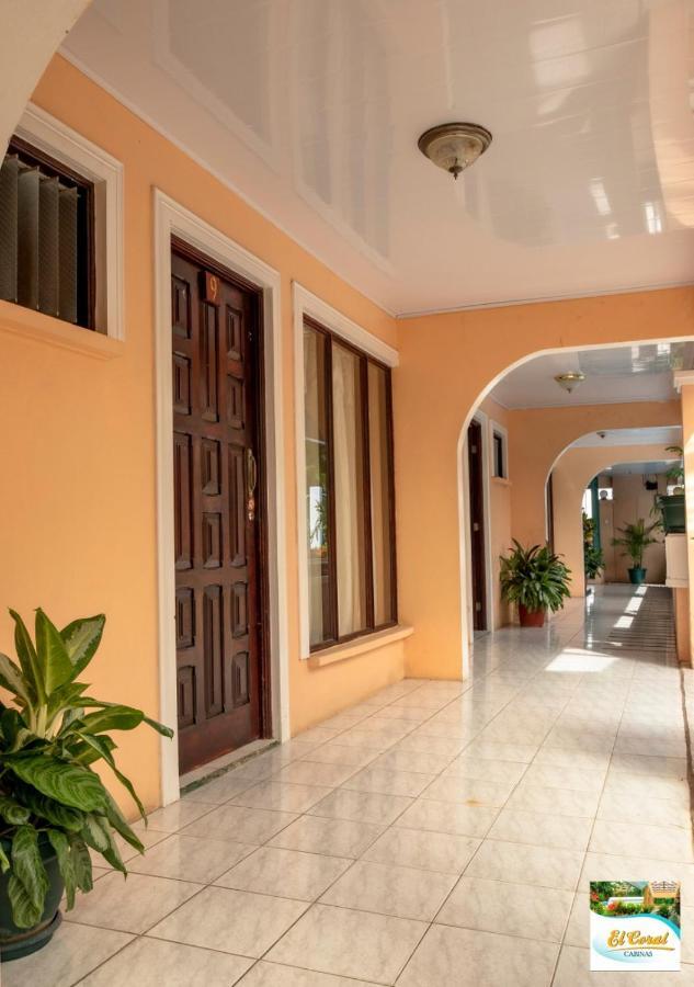 Hotel Y Cabinas El Coral Jacó Kültér fotó