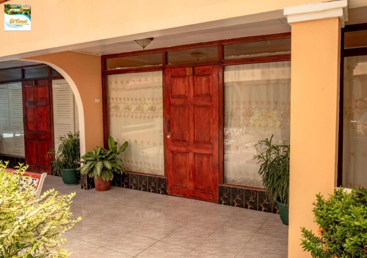 Hotel Y Cabinas El Coral Jacó Kültér fotó